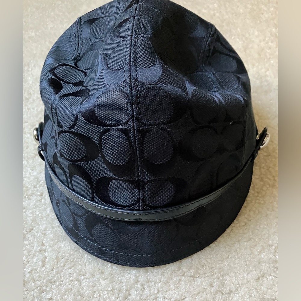 Coach Newsboy style cap in black signature logo. Size P/S